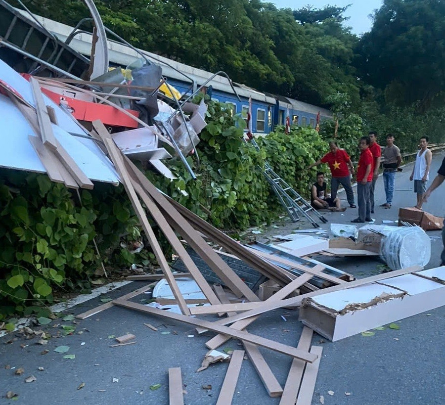 Hiện trường vụ va chạm giữa xe ôtô tải và tàu hỏa tại khu gian Thường Tín-Văn Điển. (Ảnh: VNR cung cấp) Hiện trường vụ va chạm giữa xe ôtô tải và tàu hỏa tại khu gian Thường Tín-Văn Điển. (Ảnh: VNR cung cấp)