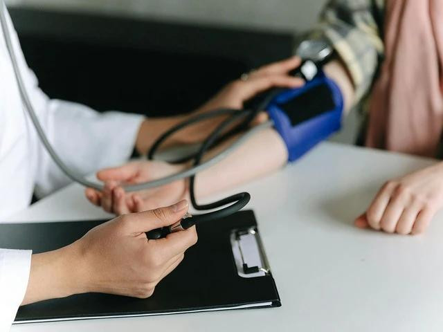 Những người trên 50 tuổi cần kiểm tra huyết áp thường xuyên vì là nhóm có nguy cơ cao mắc bệnh này. Ảnh PEXELS