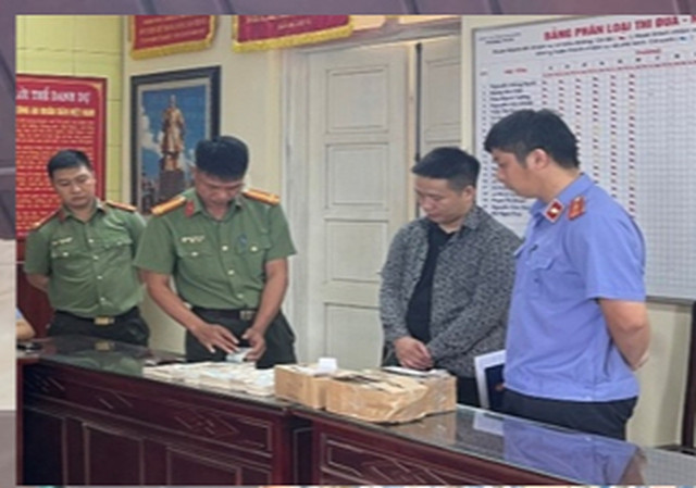 Hoàng Văn Quảng tại cơ quan công an và số tiền giả được công an thu giữ. Ảnh: Công an Nam Định