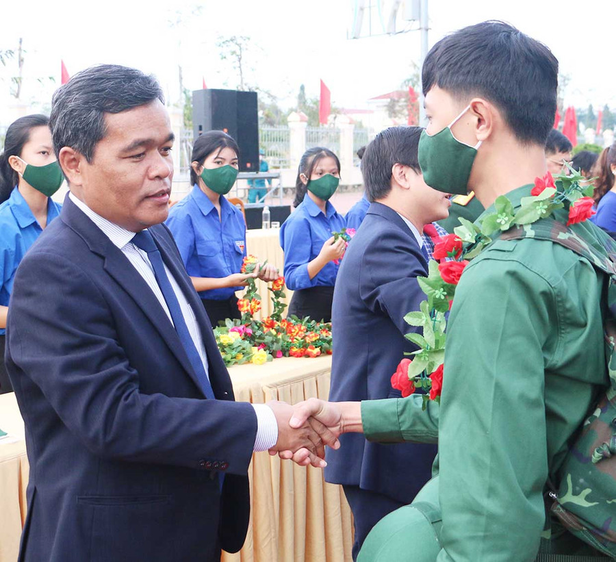Ủy viên Ban Chấp hành Trung ương Đảng, Bí thư Tỉnh ủy, Chủ tịch HĐND tỉnh Hồ Văn Niên tặng hoa, động viên thanh niên huyện Phú Thiện lên đường nhập ngũ. Ảnh: Quang Tấn Ủy viên Ban Chấp hành Trung ương Đảng, Bí thư Tỉnh ủy, Chủ tịch HĐND tỉnh Hồ Văn Niên tặng hoa, động viên thanh niên huyện Phú Thiện lên đường nhập ngũ. Ảnh: Quang Tấn