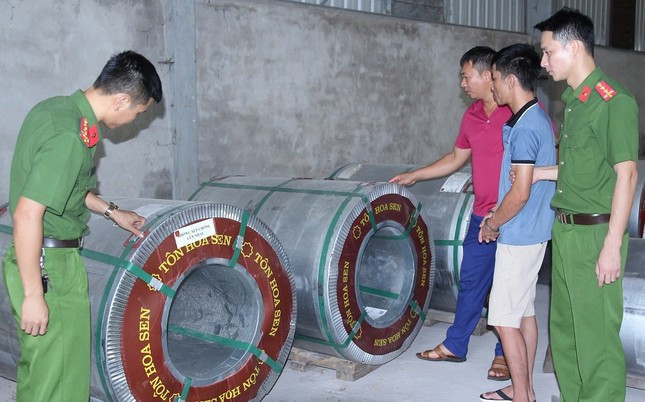 Công an kiểm tra tang vật vụ án mà Vũ đã lừa đảo của một người dân ở Quảng Bình.