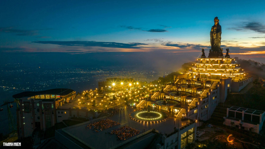 Khung cảnh núi Bà Đen vào ban đêm. Ảnh: BÙI VĂN HẢI