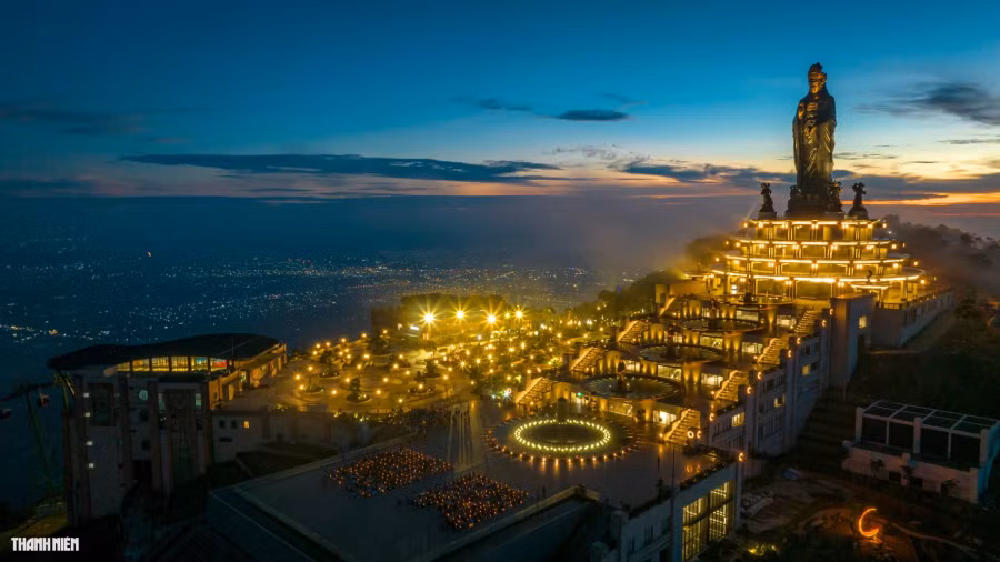 Khung cảnh núi Bà Đen vào ban đêm. Ảnh: BÙI VĂN HẢI Khung cảnh núi Bà Đen vào ban đêm. Ảnh: BÙI VĂN HẢI