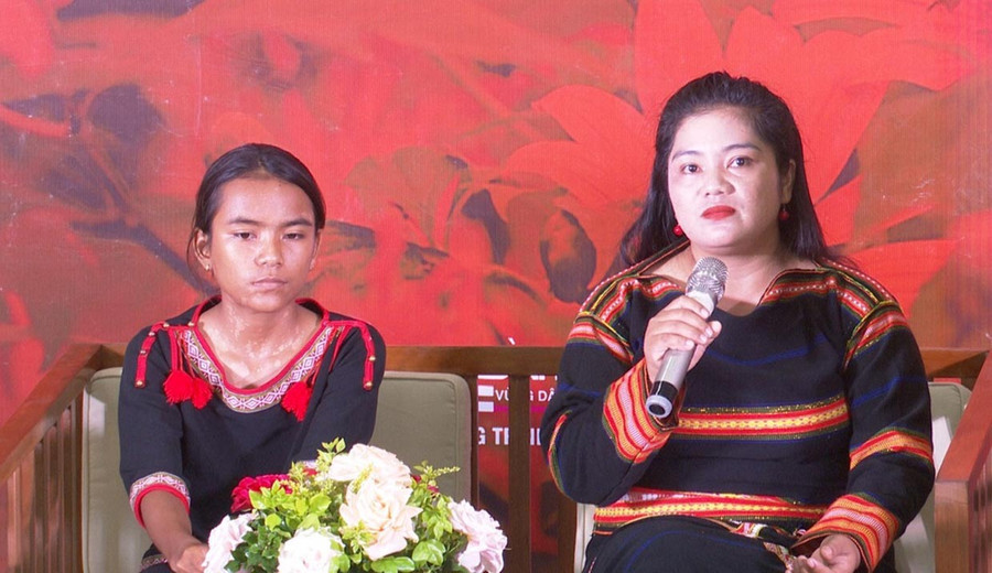 H&apos;Yư (bìa phải) chia sẻ hoạt động khi triển khai Dự án 8 tại chương trình “Chuyện bên dòng sông Ba” do Bảo tàng Phụ nữ Việt Nam phối hợp tổ chức tại huyện Ia Pa (tháng 11-2023). Ảnh: M.L