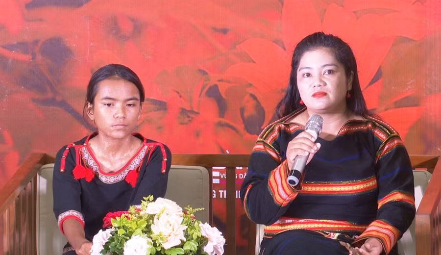 H'Yư (bìa phải) chia sẻ hoạt động khi triển khai Dự án 8 tại chương trình “Chuyện bên dòng sông Ba” do Bảo tàng Phụ nữ Việt Nam phối hợp tổ chức tại huyện Ia Pa (tháng 11-2023). Ảnh: M.L