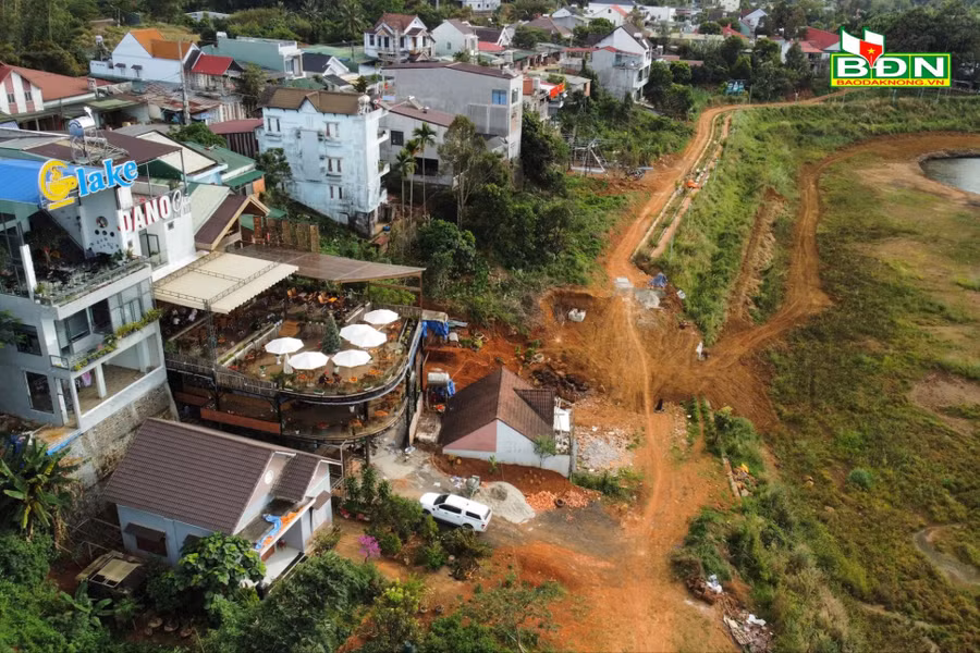 Một đoạn đường ven hồ hạ Gia Nghĩa thi công dang dở