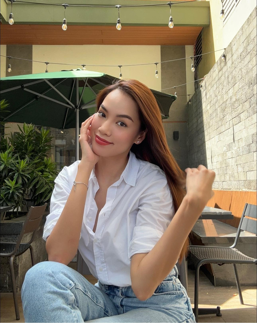 Khác với trên sân khấu, ngoài đời Hoàng Phương được đánh giá có vẻ ngoài cá tính, hiện đại. Cô thường để tóc thẳng, trang điểm nhẹ nhàng và mặc những gam màu trẻ trung. Khác với trên sân khấu, ngoài đời Hoàng Phương được đánh giá có vẻ ngoài cá tính, hiện đại. Cô thường để tóc thẳng, trang điểm nhẹ nhàng và mặc những gam màu trẻ trung.