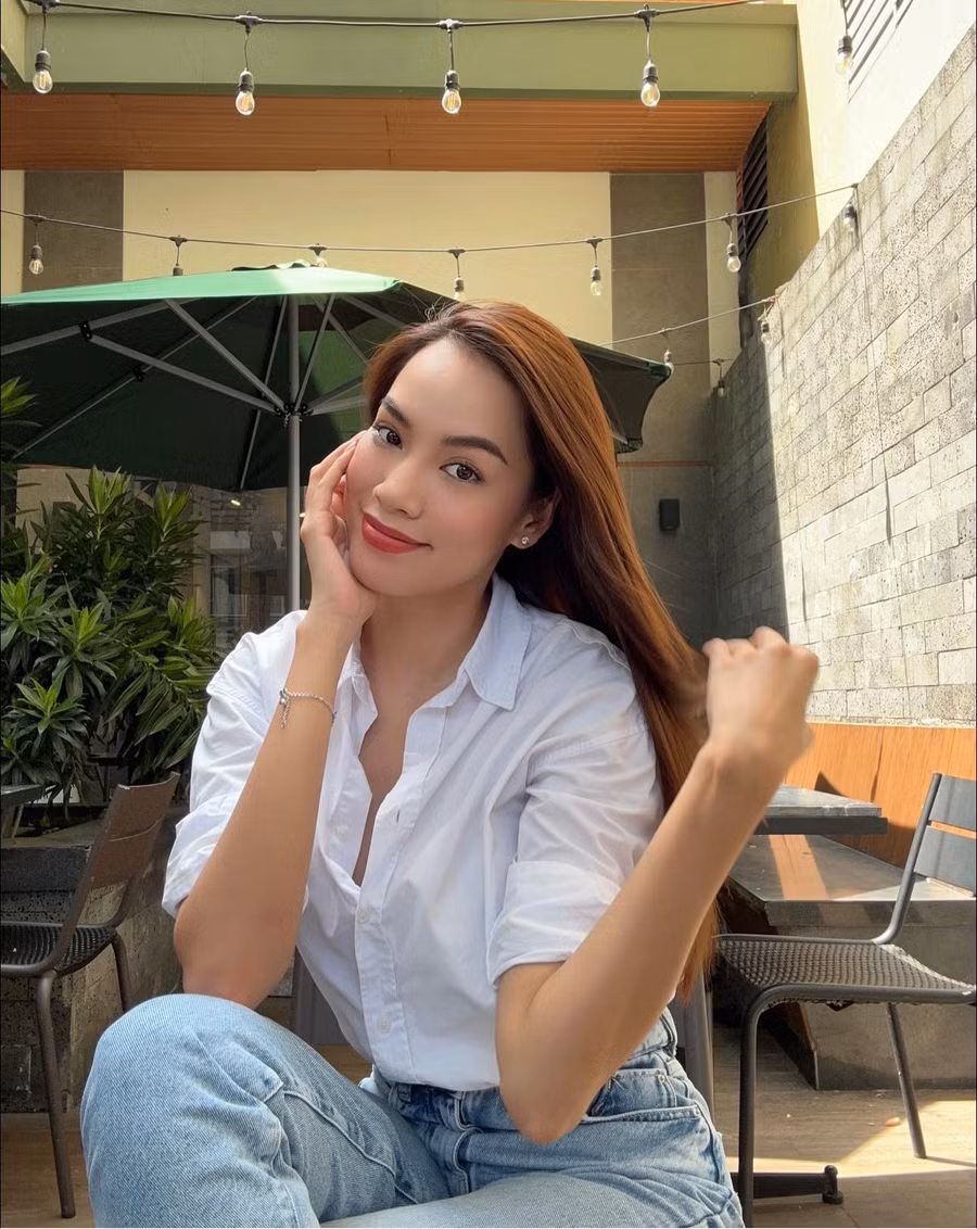 Khác với trên sân khấu, ngoài đời Hoàng Phương được đánh giá có vẻ ngoài cá tính, hiện đại. Cô thường để tóc thẳng, trang điểm nhẹ nhàng và mặc những gam màu trẻ trung.