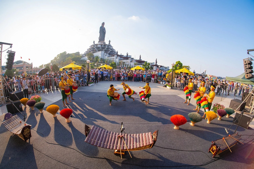 Tăng cường kết nối hạ tầng dịch vụ, hỗ trợ và gia tăng trải nghiệm, giữ chân khách du lịch. Ảnh: Hà Khanh/TNO Tăng cường kết nối hạ tầng dịch vụ, hỗ trợ và gia tăng trải nghiệm, giữ chân khách du lịch. Ảnh: Hà Khanh/TNO