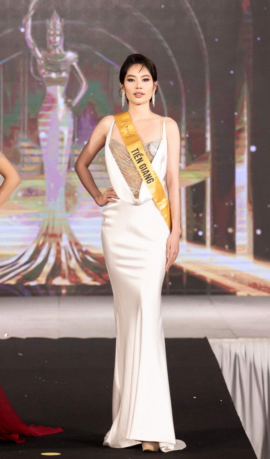 Lệ Nam được khán giả cổ vũ trong buổi trao sash (băng đeo) diễn ra hôm 11.7. Ảnh BTC