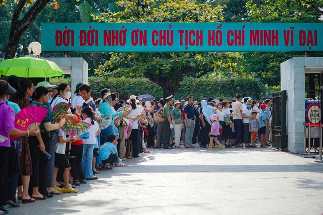 Đầu giờ sáng ngày Quốc khánh 2-9, hàng ngàn người dân đã xếp hàng dài để vào Lăng viếng Chủ tịch Hồ Chí Minh