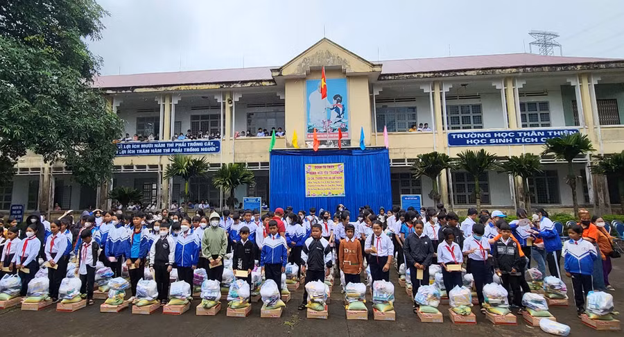 Đoàn thiện nguyện trao quà cho học sinh có hoàn cảnh khó khăn của Trường THCS Tôn Đức Thắng. Ảnh: Lê Đại