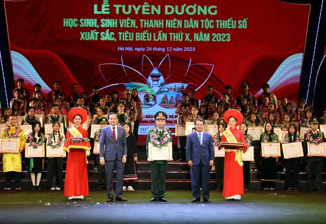 Phó Thủ tướng Trần Lưu Quang và Bộ trưởng, Chủ nhiệm Ủy ban dân tộc Hầu A Lềnh trao Bằng khen cho các học sinh, sinh viên, thanh niên dân tộc thiểu số xuất sắc, tiêu biểu năm 2023. (Ảnh: An Đăng/TTXVN) Phó Thủ tướng Trần Lưu Quang và Bộ trưởng, Chủ nhiệm Ủy ban dân tộc Hầu A Lềnh trao Bằng khen cho các học sinh, sinh viên, thanh niên dân tộc thiểu số xuất sắc, tiêu biểu năm 2023. (Ảnh: An Đăng/TTXVN)