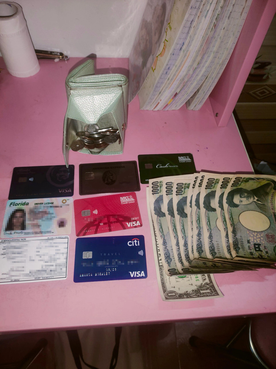 Hình ảnh 2 chiếc ví của du khách được vợ chồng anh Trung - chị Trách trao trả. Ảnh: Sở Du lịch Đà Nẵng cung cấp Hình ảnh 2 chiếc ví của du khách được vợ chồng anh Trung - chị Trách trao trả. Ảnh: Sở Du lịch Đà Nẵng cung cấp