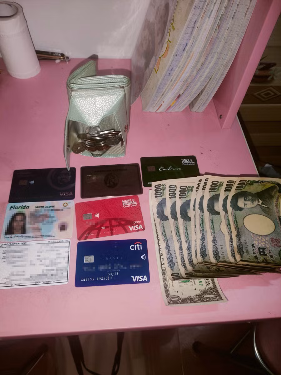 Hình ảnh 2 chiếc ví của du khách được vợ chồng anh Trung - chị Trách trao trả. Ảnh: Sở Du lịch Đà Nẵng cung cấp