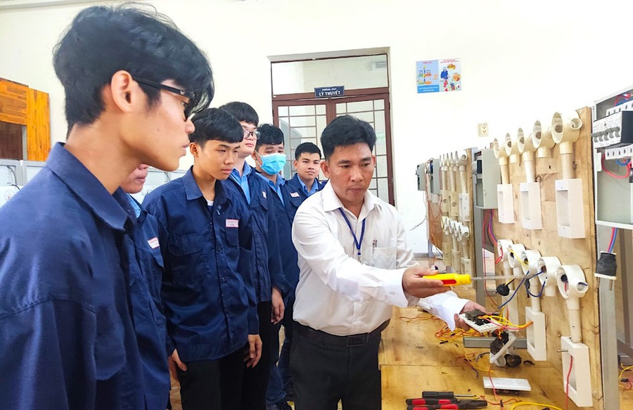 Giờ học thực hành của học viên Khoa Kỹ thuật điện, Trường Trung cấp nghề Củ Chi, TPHCM Giờ học thực hành của học viên Khoa Kỹ thuật điện, Trường Trung cấp nghề Củ Chi, TPHCM