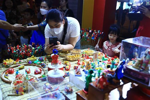 Khách tham quan các gian hàng quà tặng du lịch. (Ảnh: Hoàng Hiếu/TTXVN) Khách tham quan các gian hàng quà tặng du lịch. (Ảnh: Hoàng Hiếu/TTXVN)