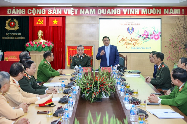 Thủ tướng đánh giá cao và biểu dương những kết quả mà lực lượng Cảnh sát giao thông đạt được trong thời gian qua. Ảnh: VGP/Nhật Bắc Thủ tướng đánh giá cao và biểu dương những kết quả mà lực lượng Cảnh sát giao thông đạt được trong thời gian qua. Ảnh: VGP/Nhật Bắc