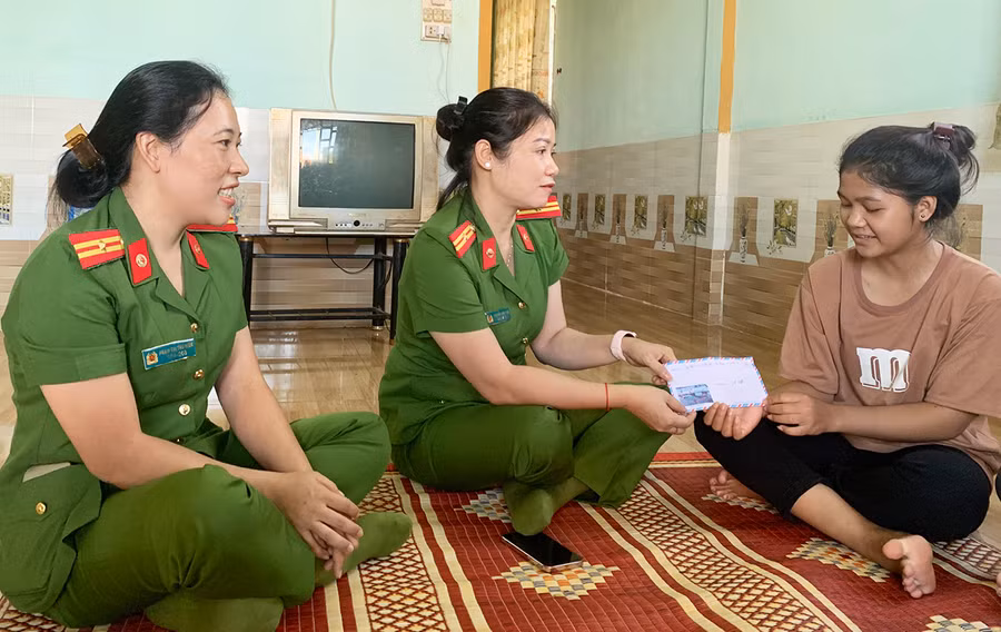 Hội Phụ nữ Cảnh sát nhân dân III thăm hỏi, động viên cháu Rah Lan H'Phyứi. Ảnh: R.H