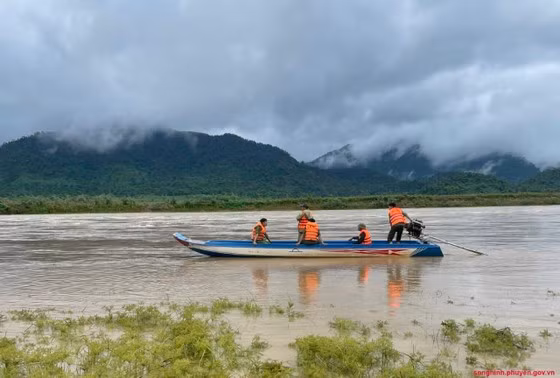 Lực lượng chức năng ở huyện Sông Hinh đang nỗ lực tìm kiếm nạn nhân