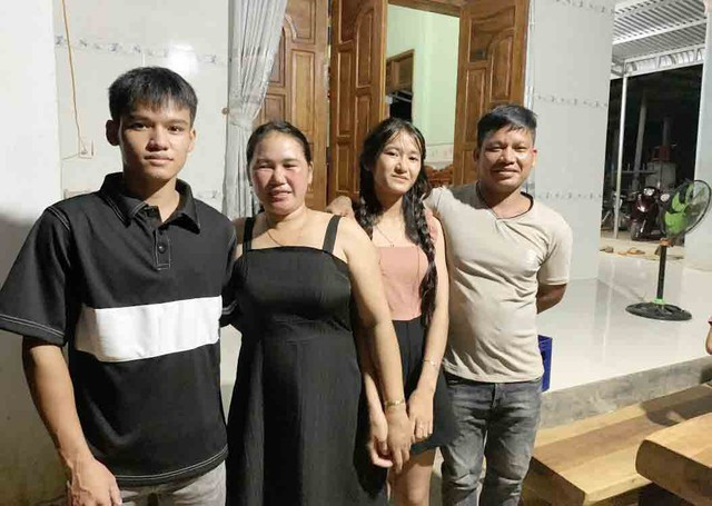 Chàng thủ khoa kép người Hrê làm nức lòng đồng bào quê nhà - Ảnh 3. Gia đình em Phạm Quốc Toản.