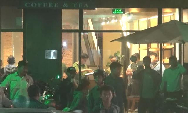 Công an khám nghiệm hiện trường vụ hai người tử vong tại quán nước trên đường Lê Văn Khương Q.12. Ảnh: TRẦN KHA