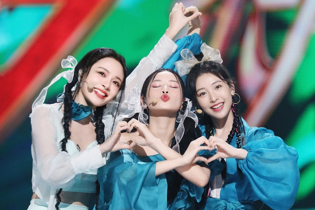 Chi Pu cùng Ngô Thiến, Lý Sa Mân Tử ghi điểm với loạt khoảnh khắc tươi tắn, dễ thương trên sân khấu, bộ ba mang đến tiết mục trẻ trung, sôi động. Ảnh: MANGOTV Chi Pu cùng Ngô Thiến, Lý Sa Mân Tử ghi điểm với loạt khoảnh khắc tươi tắn, dễ thương trên sân khấu, bộ ba mang đến tiết mục trẻ trung, sôi động. Ảnh: MANGOTV