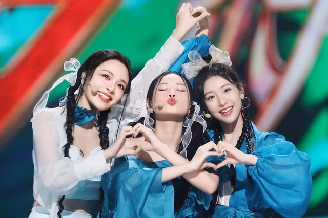 Chi Pu cùng Ngô Thiến, Lý Sa Mân Tử ghi điểm với loạt khoảnh khắc tươi tắn, dễ thương trên sân khấu, bộ ba mang đến tiết mục trẻ trung, sôi động. Ảnh: MANGOTV