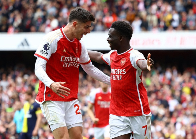 Kai Havertz và Bukayo Saka vui mừng sau khi góp công vào bàn mở tỉ số Kai Havertz và Bukayo Saka vui mừng sau khi góp công vào bàn mở tỉ số