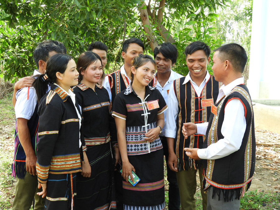 Thanh niên xã Đak Ta Ley trao đổi về tuyên truyền vận động thay đổi nếp nghĩ, cách làm trong đồng bào DTTS. Ảnh: Thanh Nhật Thanh niên xã Đak Ta Ley trao đổi về tuyên truyền vận động thay đổi nếp nghĩ, cách làm trong đồng bào DTTS. Ảnh: Thanh Nhật