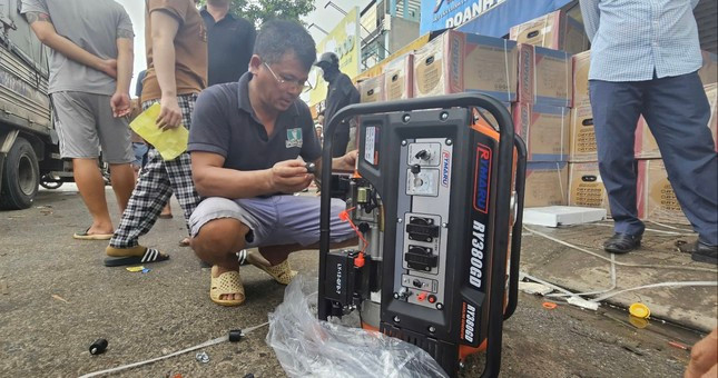 Người dân kiểm tra máy phát điện sau khi xếp hàng mua. Người dân kiểm tra máy phát điện sau khi xếp hàng mua.