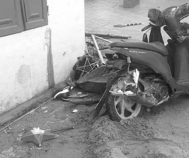 Chiếc xe máy vỡ nát, nhiều mảnh vỡ xe văng khắp nơi. (Ảnh: NN). Chiếc xe máy vỡ nát, nhiều mảnh vỡ xe văng khắp nơi. (Ảnh: NN).