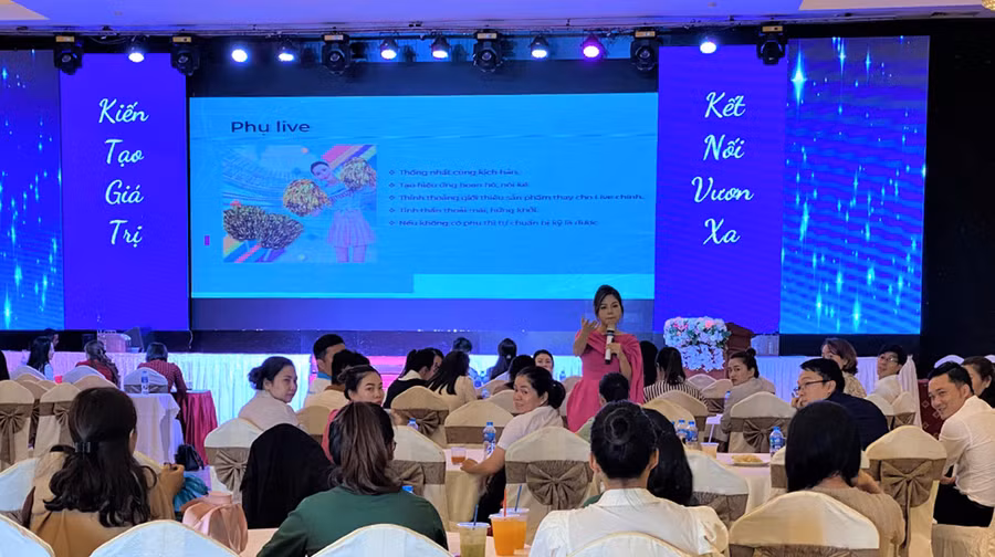 Chương trình đào tạo "Tăng trưởng số-con đường vượt bão 2023". Ảnh: Hà Đức Thành