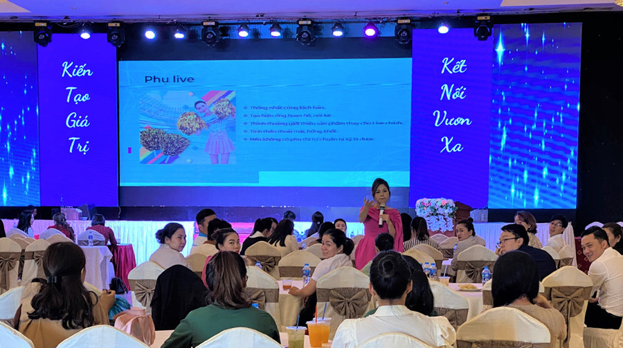 Chương trình đào tạo &quot;Tăng trưởng số-con đường vượt bão 2023&quot;. Ảnh: Hà Đức Thành