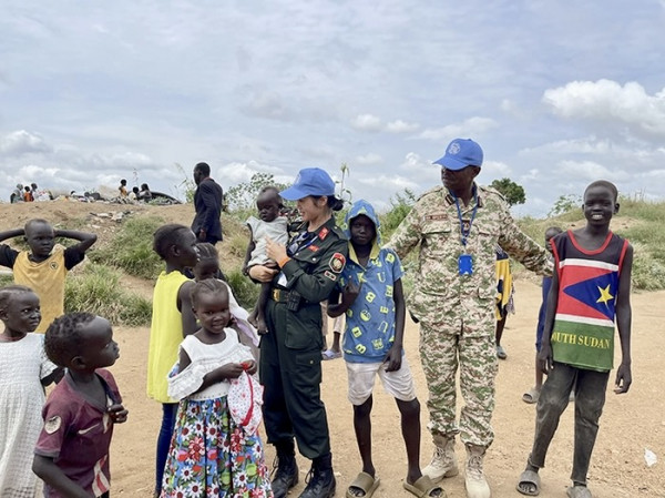 Trung tá Lương Thị Trà Vinh, nữ sĩ quan CAND đầu tiên tham gia lực lượng GGHB LHQ tại Nam Sudan. Trung tá Lương Thị Trà Vinh, nữ sĩ quan CAND đầu tiên tham gia lực lượng GGHB LHQ tại Nam Sudan.