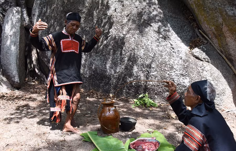 Nghi lễ cúng cầu mưa của Yang Pơtao Apui ở huyện Phú Thiện. Ảnh: Đ.T