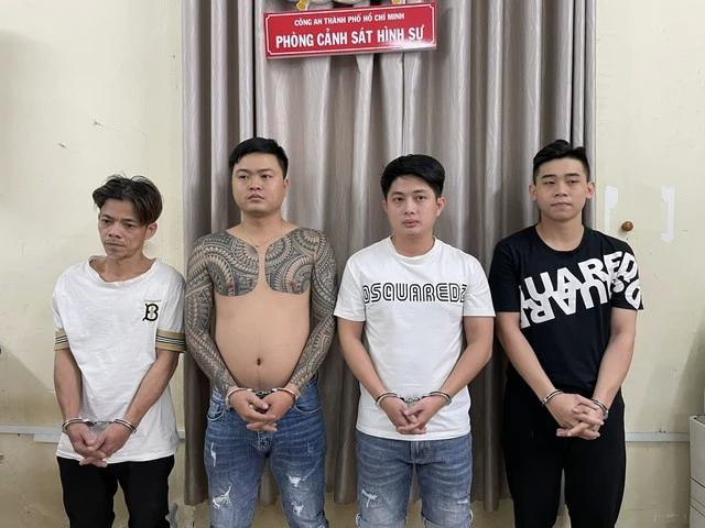 Nhóm của Long bị bắt. Nhóm của Long bị bắt.