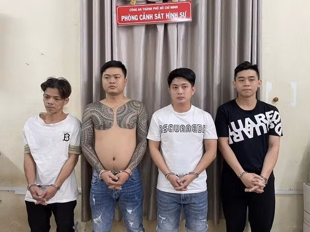 Nhóm của Long bị bắt.