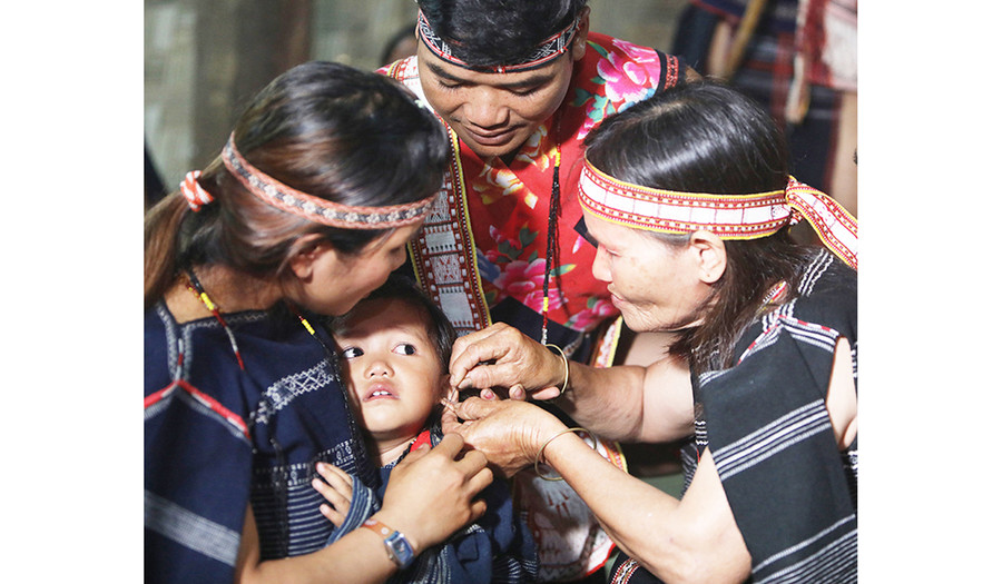 Lễ thổi tai của người Bahnar. Ảnh: Ngọc Thành