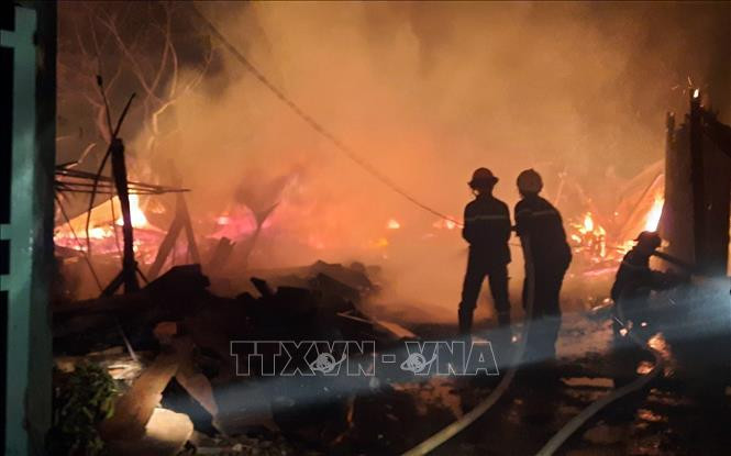 Lực lượng cứu hỏa nỗ lực dập tắt đám cháy. Ảnh: TTXVN phát Lực lượng cứu hỏa nỗ lực dập tắt đám cháy. Ảnh: TTXVN phát