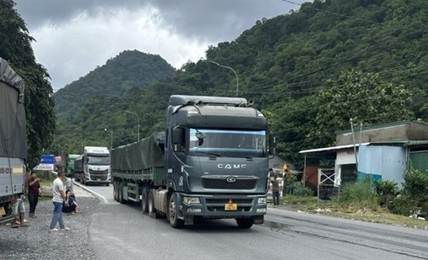 Các phương tiện lần lượt lưu thông qua đèo Bảo Lộc sau khi tuyến đèo được thông tuyến từ trưa 1/8. (Ảnh: TTXVN phát)