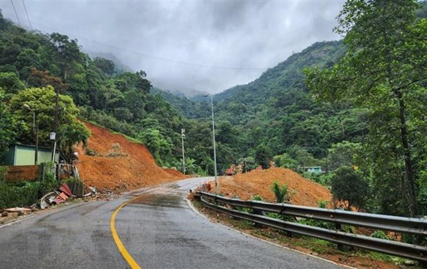 Sau hơn 1 ngày nỗ lực triển khai công tác khắc phục hậu quả, đến chiều tối 31/7, lực lượng chức năng đã hoàn tất công tác giải phóng hiện trường, dọn dẹp hàng trăm khối đất đá vùi lấp xuống mặt đường đèo Bảo Lộc. (Ảnh: Nguyễn Dũng/TTXVN)