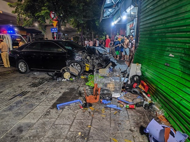 Hiện trường vụ tai nạn giao thông khiến 3 người thương vong tại số nhà 163 Phạm Văn Đồng (Mai Dịch, Hà Nội). (Ảnh: TTXVN phát) Hiện trường vụ tai nạn giao thông khiến 3 người thương vong tại số nhà 163 Phạm Văn Đồng (Mai Dịch, Hà Nội). (Ảnh: TTXVN phát)