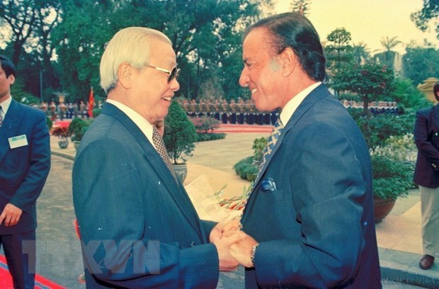Thủ tướng Võ Văn Kiệt đón Tổng thống Argentine Carlos Sául Menem thăm hữu nghị chính thức Việt Nam, ngày 17/2/1997, tại Hà Nội. (Ảnh: Kim Hùng/TTXVN) Thủ tướng Võ Văn Kiệt đón Tổng thống Argentine Carlos Sául Menem thăm hữu nghị chính thức Việt Nam, ngày 17/2/1997, tại Hà Nội. (Ảnh: Kim Hùng/TTXVN)