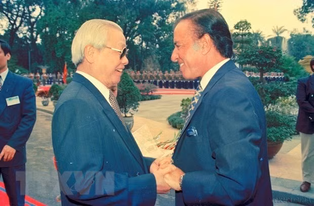 Thủ tướng Võ Văn Kiệt đón Tổng thống Argentine Carlos Sául Menem thăm hữu nghị chính thức Việt Nam, ngày 17/2/1997, tại Hà Nội. (Ảnh: Kim Hùng/TTXVN)