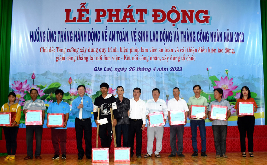 Đại diện lãnh đạo Sở Lao động-Thương binh và Xã hội và LĐLĐ tỉnh tặng quà cho người lao động và thân nhân người lao động bị tai nạn. Ảnh: Đinh Yến Đại diện lãnh đạo Sở Lao động-Thương binh và Xã hội và LĐLĐ tỉnh tặng quà cho người lao động và thân nhân người lao động bị tai nạn. Ảnh: Đinh Yến