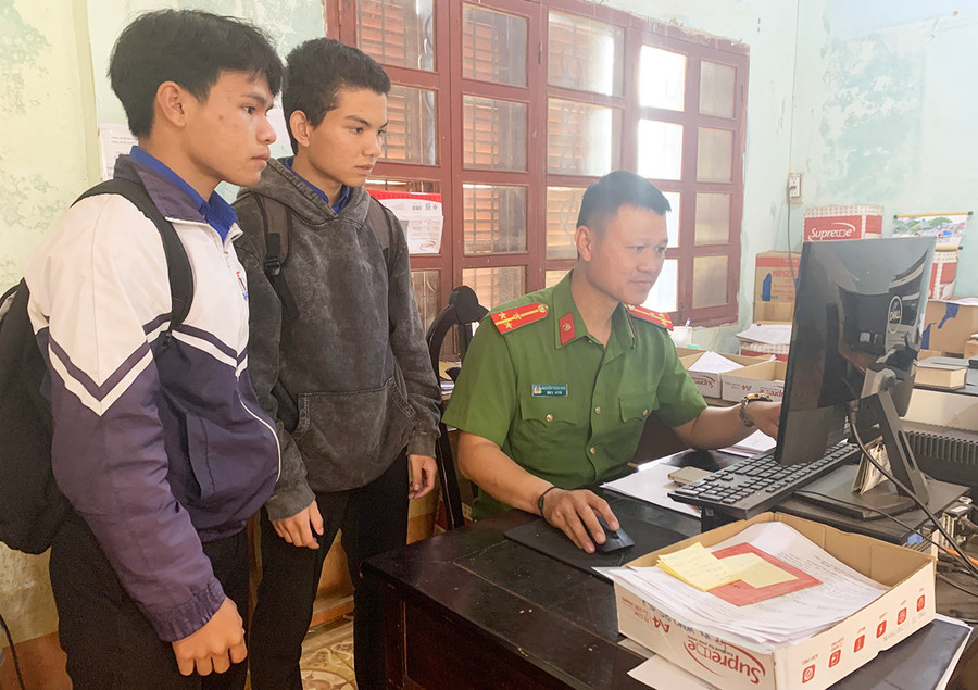 Công an huyện Đak Đoa kiểm tra hồ sơ cấp CCCD gắn chip điện tử cho học sinh trên địa bàn huyện. Ảnh: R'Ô HOK Công an huyện Đak Đoa kiểm tra hồ sơ cấp CCCD gắn chip điện tử cho học sinh trên địa bàn huyện. Ảnh: R'Ô HOK