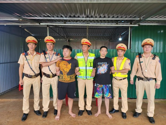 2 nhân viên quán karaoke giết người ở Hải Phòng trốn chạy vào Đắk Lắk bị bắt giữ - Ảnh 1. Công an tỉnh Đắk Lắk bắt giữ 2 nghi phạm giết người