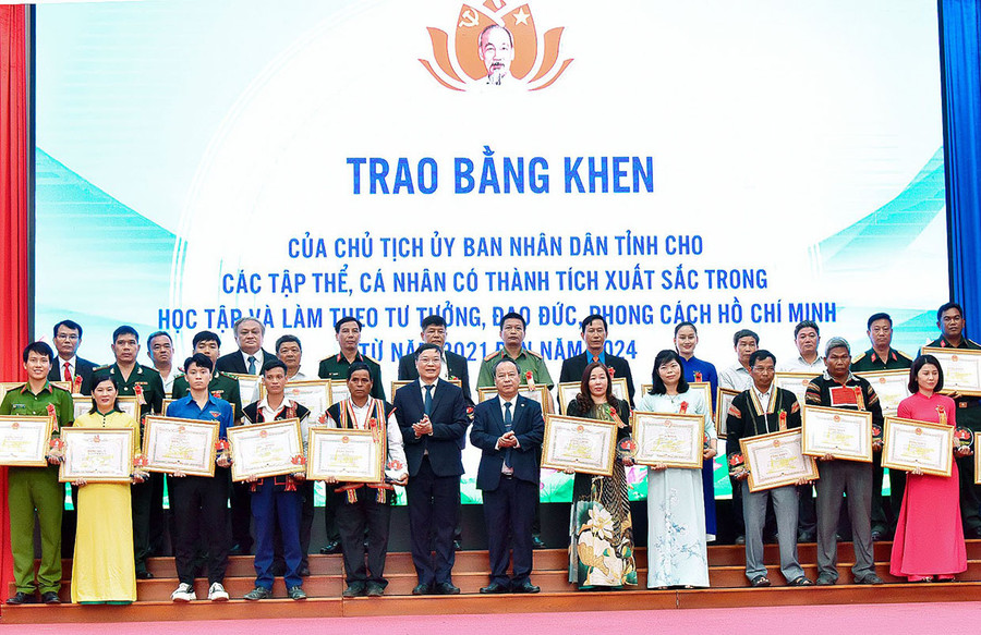Phó Bí thư Thường trực Tỉnh ủy Châu Ngọc Tuấn (hàng trước, thứ 6 từ phải sang) và Chủ tịch UBND tỉnh Trương Hải Long (thứ 6 từ trái sang) trao bằng khen của Chủ tịch UBND tỉnh cho các cá nhân có thành tích xuất sắc trong học tập và làm theo tư tưởng, đạo đức, phong cách Hồ Chí Minh giai đoạn 2021-2024. Ảnh: Đức Thụy Phó Bí thư Thường trực Tỉnh ủy Châu Ngọc Tuấn (hàng trước, thứ 6 từ phải sang) và Chủ tịch UBND tỉnh Trương Hải Long (thứ 6 từ trái sang) trao bằng khen của Chủ tịch UBND tỉnh cho các cá nhân có thành tích xuất sắc trong học tập và làm theo tư tưởng, đạo đức, phong cách Hồ Chí Minh giai đoạn 2021-2024. Ảnh: Đức Thụy