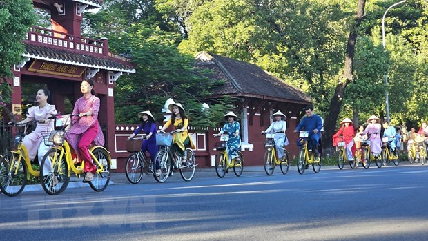 Đạp xe tuần hành hưởng ứng Tuần lễ Áo dài cộng đồng Huế 2023. (Ảnh: Mai Trang/TTXVN)